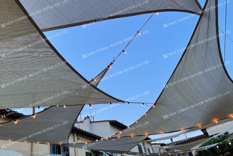 Lưới dệt kim tạo vẻ hài hòa cho quán cà phê ngoài trời Lưới dệt kim tạo vẻ hài hòa cho quán cà phê ngoài trời